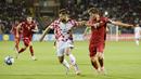 Pemain Kroasia, Bruno Petkovic, berebut bola dengan pemain Armenia, Georgi Arutiunian, pada laga Kualifikasi Euro 2024 di Stadion Vazgen Sargsyan Republican, Armenia, Senin (11/9/2023). Kroasia menang dengan skor 1-0. (AFP/Karen Minasyan)