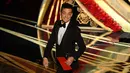 Rami Malek setelah menerima penghargaan di atas panggung perhelatan Oscar 2019 di Dolby Theatre, Los Angeles, Minggu (24/2). Rami Malek meraih piala Oscar 2019 sebagai Aktor Pemeran Utama Terbaik dalam film Bohemian Rhapsody. (VALERIE MACON / AFP)