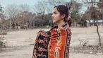 Aktris kelahiran 29 Agustus 1987 tampil berbeda kala menghabiskan waktu di Sumba, Nusa Tenggara Timur beberapa waktu lalu. Ia tampil memesona dengan kain etnik khas Sumba. (Liputan6.com/IG/@kiranalarasati)