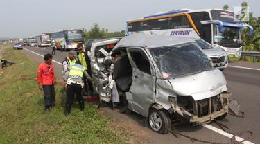 Mobil Tabrak Pembatas Tol Cipali