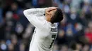 9. Striker Real Madrid, Cristiano Ronaldo, tampak kecewa usai kalah dari Atletico Madrid pada laga La Liga Spanyol di Stadion Santiago Bernabeu, Spanyol, Sabtu (27/2/2016). Real Madrid takluk 0-1 dari Atletico. (EPA/Ballesteros)