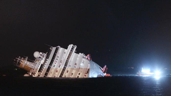 (Foto: GREGORIO BORGIA/AP via NY Daily News) Detik-detik kapal pesiar Costa Concordia tenggelam.