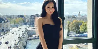 Tak jarang Jisoo BLACKPINK tampil kenakan black little dress. Dalam foto ini, ia menghadiri acara Dior kenakan off-the-shoulder black little dress yang cantik dengan stoking yang juga berwarna hitam. Foto: Instagram.