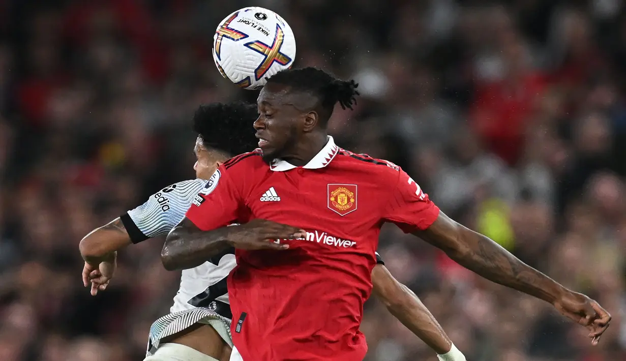 Aaron Wan-Bissaka mengalami penurunan performa di Manchester United belakangan ini. Ia bahkan mulai tersisih ke bangku cadangan karena Diogo Dalot. Pemain 25 tahun itu direkrut MU pada 2019 dari Crystal Palace dengan harga 50 juta pounds. Wan-Bissaka sekarang sudah kembali bermain setelah Dalot mengalami cedera. Namun, sang pemain masih bisa meninggalkan klub dalam waktu dekat ini. (AFP/Paul Ellis)