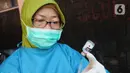 Paramedis bersiap menyuntikkan vaksin COVID-19 secara drive thru GOR Pajajaran, Kota Bogor, Jawa Barat, Rabu (17/3/2021). Kegiatan ini menargetkan 600 warga per hari dan berlangsung hingga tiga bulan ke depan. (merdeka.com/Arie Basuki)
