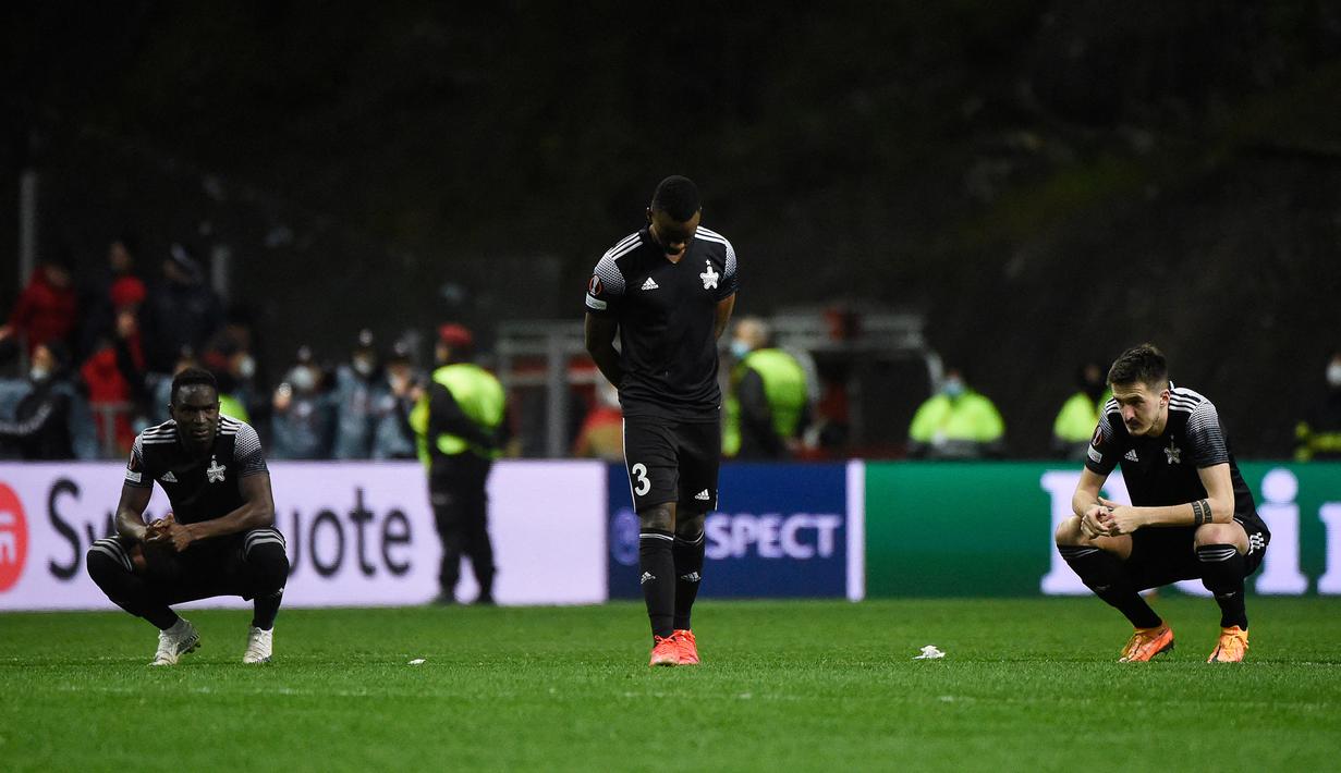 Tiga pemain FC Sheriff tertunduk lesu usai kalah adu penalti dari tuan rumah FC Braga dalam laga leg kedua play-off Liga Europa 2021/2022. Kedua tim saling mngalahkan dengan skor yang sama, 2-0 dalam laga dua leg. FC Sheriff pun gagal lolos ke babak 16 Besar. (AFP/Miguel Riopa)