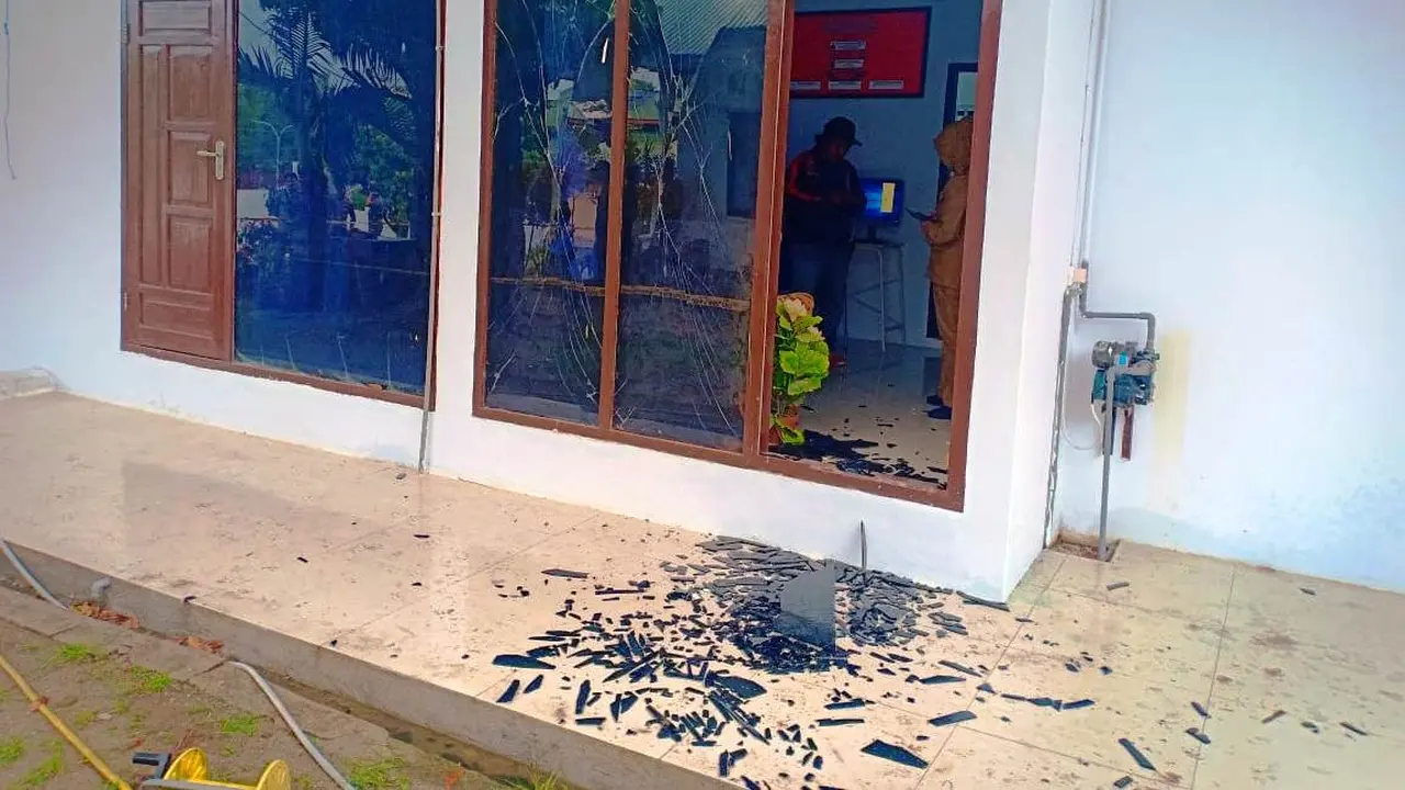 Ledakan terjadi di Kantor Kejari Parepare, Sulsel, Selasa (19/11/2019). (Liputan6.com/Eka Hakim)