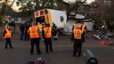 Sebuah bus sekolah terbaring miring dan rusak setelah menabrak rumah di Chattanooga, Tennessee, Senin (21/11). Kecelakaan itu mengakibatkan lima anak tewas di tempat, sementara satu lainnya di rumah sakit. (Courtesy of Chattanooga Fire Dept/via REUTERS)