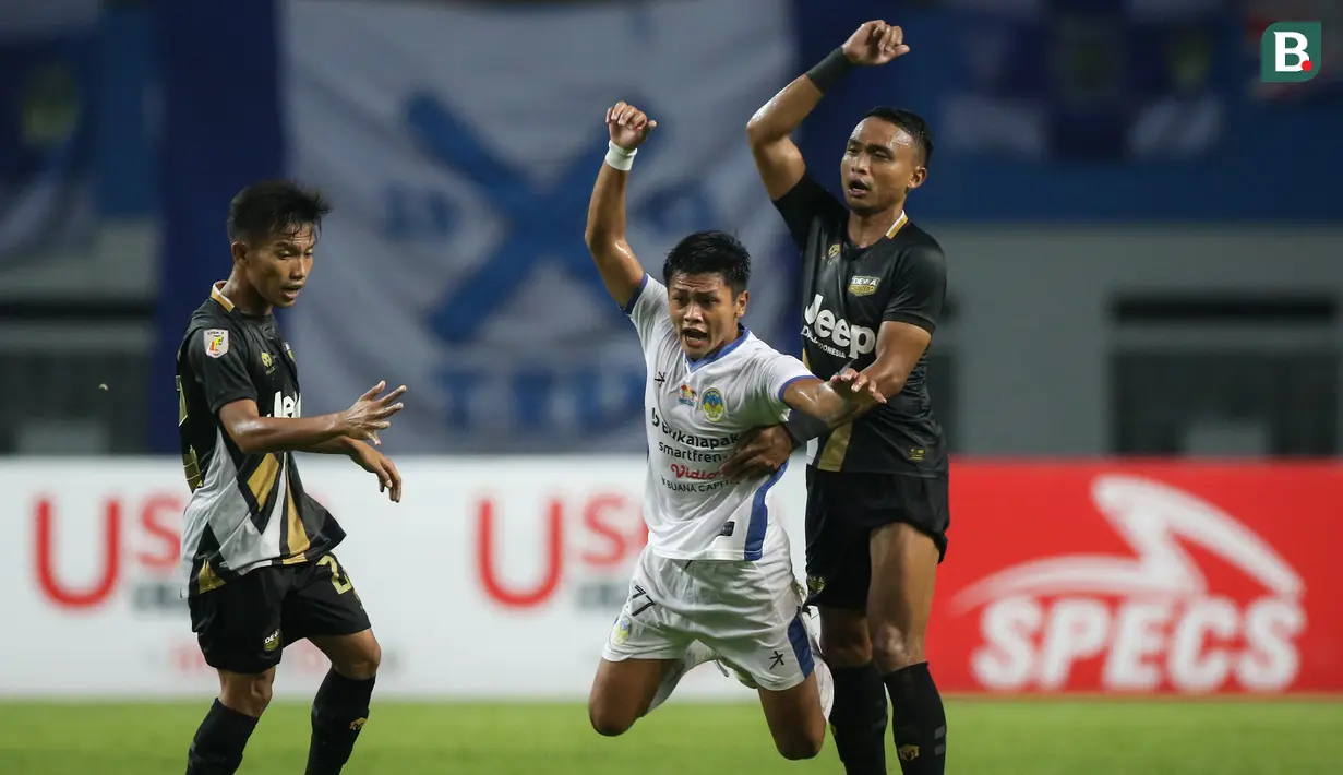 Pemain PSIM Yogyakarta, Arbeta Rokyawan (tengah) berebut bola dengan pemain Dewa United, Achmad Faris Ardiansyah (kanan) dalam matchday pertama Grup Y Babak 8 besar Liga 2 2021 di Stadion Wibawa Mukti, Cikarang, Kamis (16/12/2021). (Bola.com/Bagaskara Lazuardi)