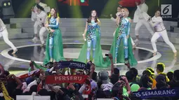 Aksi panggung Trio Macan saat menjadi pengisi acara pada launching Gojek Traveloka Liga 1 2018 di Studio 5 Daan Magot, Jakarta Barat, Senin (19/3). Acara launching dibuka dengan parade bendera 18 klub peserta Liga 1. (Liputan6.com/Faizal Fanani)