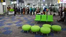Calon penumpang antre untuk masuk pesawat melalui boarding gate di terminal baru Bandara Internasional Ahmad Yani Semarang, Rabu (6/6). Terminal baru itu berjarak 6 KM dari terminal lama atau sekitar 30 menit menggunakan kendaraan. (Liputan6.com/Gholib)