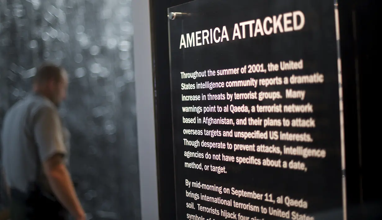 Papan peringatan serangkaian kejadian tragedi 9/11 yang dipasang di monumen dengan biaya fantastis US$ 50 juta atau sekitar Rp 717 miliar, bertempat di lokasi kecelakaan pesawat United Airlines 93. (REUTERS/Mark Makela)