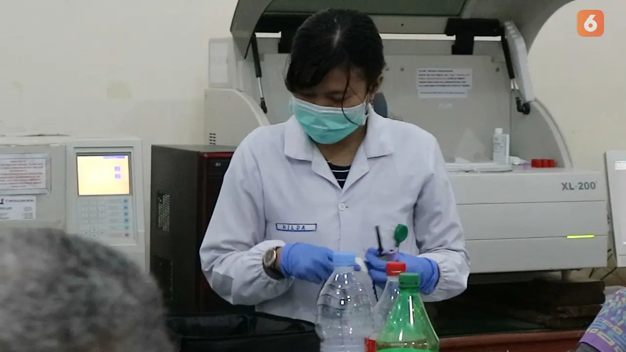petugas laboratorium RSUD Anutapura Palu