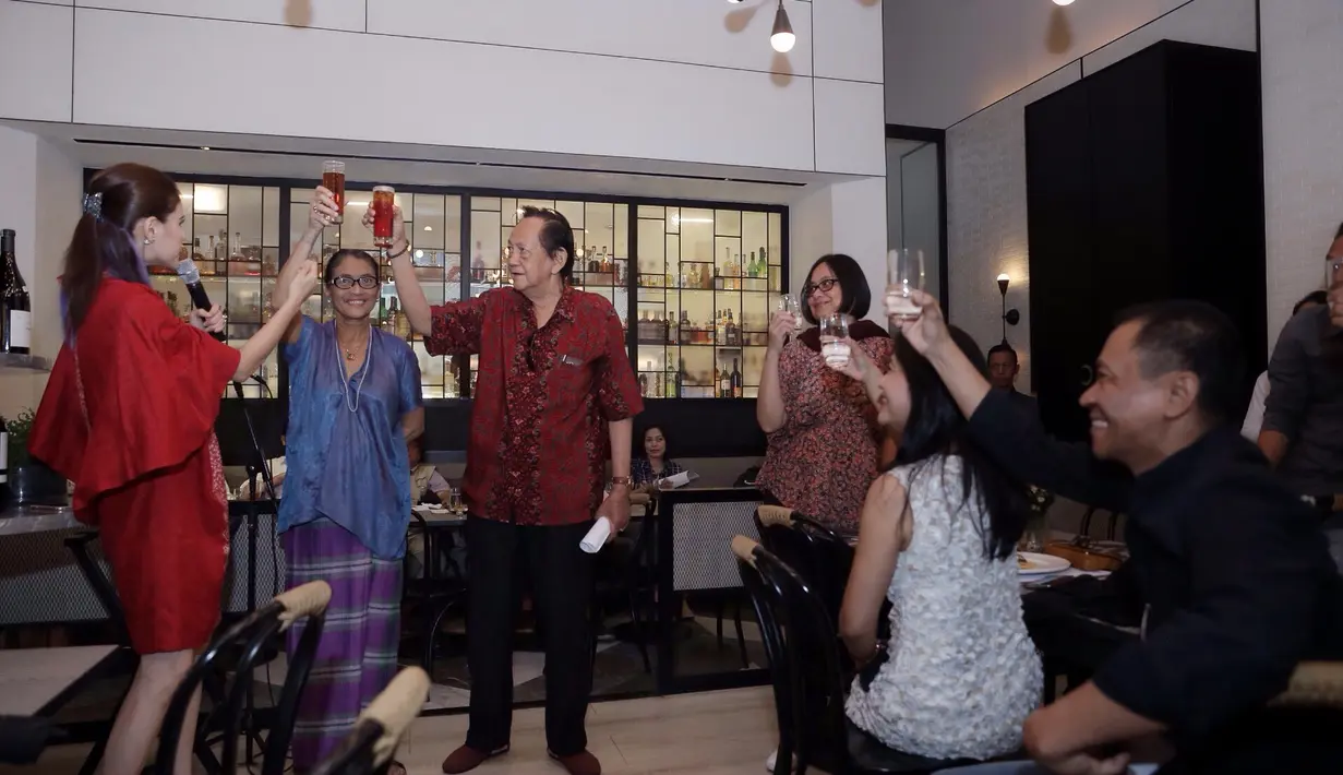 "Terus terang kami kurang aktif untuk menghubungi lifetime member. Sekarang kita aktif banget. Makanya kita adakan gathering semacam ini agar bisa bertemu dan ngobrol langsung di antara juri," kata Olga Lydia. (Galih W. Satria/Bintang.com)