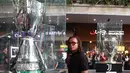 Mantan Pemain Juventus, Edgar Davids melihat koleksi trofi milik Juventus yang dipamerkan dalam kegiatan Juventus Village di Lippo Mall Kemang, Jakarta, Jumat (27/1/2023). (Bola.com/Ikhwan Yanuar)