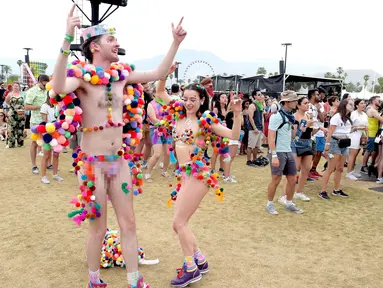 Dua penonton menari saat menghadiri Coachella Valley Music and Arts Festival 2018 di Empire Polo Club di Indio, Calif (15/4). Festival Coachella ini sudah ada sejak tahun 1999. (AFP Photo/Kevin Winter)
