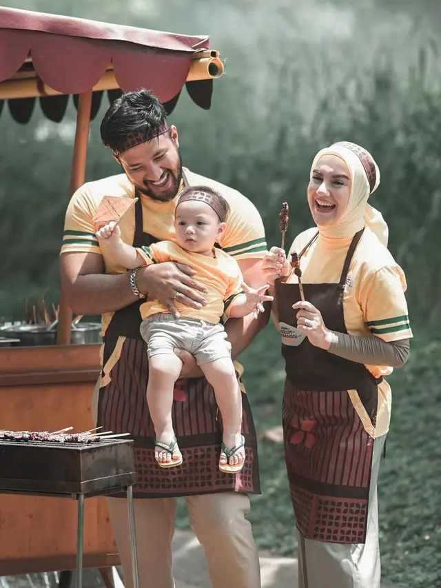 Potret 8 Keluarga Artis Kompak Pakai Baju Senada, Seru Banget