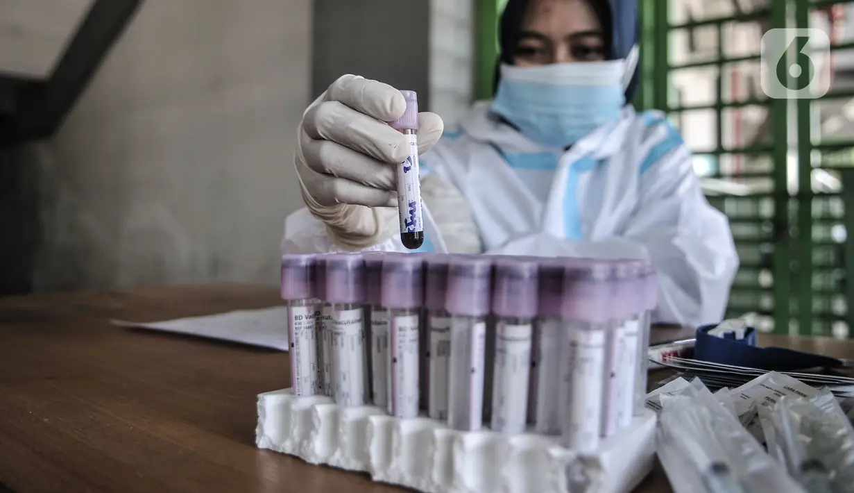 Dokter saat menunjukkan sampel darah hasil rapid test di Stadion Patriot Candrabhaga, Bekasi, Jawa Barat, Rabu (23/9/2020). Rapid test yang digelar secara gratis oleh Pemkot Bekasi tersebut mampu memeriksa hingga 150 orang tiap harinya guna melacak kasus Covid-19 di Bekasi. (merdeka.com/Iqbal Nugroh