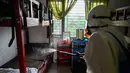 Seorang anggota Badan Penanggulangan Bencana Daerah (BPBD) menyemprotkan disinfektan di sebuah Sekolah Menengah Pertama (SMP) dalam rangka program mitigasi pencegahan penyebaran flu burung di Banda Aceh pada Jumat 31 Oktober 2025. Ini merupakan langkah preventif untuk mencegah potensi penyebaran virus di lingkungan sekolah. (Chaideer MAHYUDDIN/AFP)