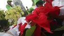 Petugas menata sejumlah tanaman di sekitar Patung Kuda Arjuna Wiwaha, Jakarta, Selasa (15/8). Pembersihan kolam serta penataan tanaman dilakukan dalam rangka peringatan hari kemerdekaan RI pada 17 Agustus mendatang. (Liputan6.com/Immanuel Antonius)