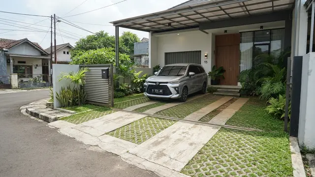 Inspirasi Carport Berlantai Grass Block yang Cocok untuk Rumah Modern Minimalis Model Jalur Beton di Tengah