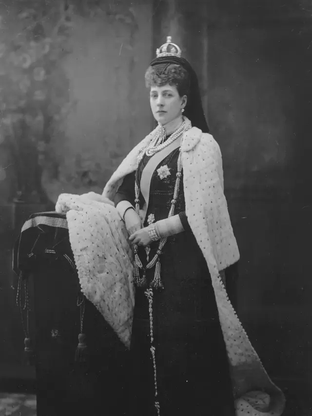 Queen Victoria Small Diamond Cap