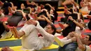 Para diplomat dari berbagai negara melakukan yoga bersama untuk memperingati Hari Yoga Internasional di New Delhi, India, Jumat (21/6/2019). Acara ini diikuti hampir 60 duta besar dari berbagai negara. (AP Photo/Altaf Qadri)