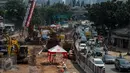 Sejumlah alat berat dioperasikan di proyek pembangunan underpass atau terowongan Mampang Prapatan-Kuningan, Jakarta, Jumat (24/3). Pembangunan underpass Mampang-Kuningan dilakukan guna mengurangi kemacetan di kawasan tersebut. (Liputan6.com/Faizal Fanani)