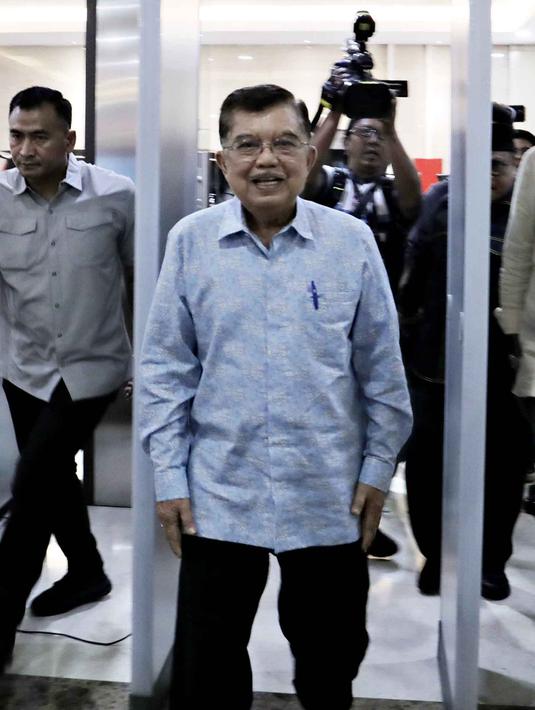 Laporan ini sebagai respons atas tudingan yang dilontarkan Rismon Hasiholan Sianipar terkait dugaan pendanaan terhadap Roy Suryo dan pihak lain dalam isu keaslian ijazah Presiden ke-7 RI Joko Widodo. Tampak dalam foto, Wakil Presiden ke-10 dan ke-12 Republik Indonesia, Jusuf Kalla saat mendatangi Gedung Bareskrim Mabes Polri, Jakarta, Rabu (8/4/2026). (Ade Danhur/Media JK)