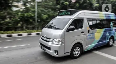 Angkutan Jak Lingko All New Purwarupa Mikrotrans saat beroperasi di Jakarta, Minggu (6/9/2020). PT Transjakarta meluncurkan All New Purwarupa Mikrotrans sebagai armada baru Jak Lingko. (merdeka.com/Iqbal S. Nugroho)