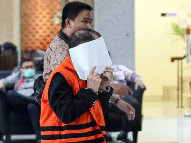 Terdakwa swasta/debitur Koperasi Simpan Pinjam Intidana (ID) Heryanto Tanaka saat akan menjalani sidang lanjutan di Gedung KPK, Jakarta, Jumat (16/6/2023). Heryanto Tanaka menjalani sidang lanjutan perkara dugaan menyuap tersangka Hakim Mahkamah Agung (MA) Sudrajad Dimyati terkait pengurusan perkaranya di MA. (Liputan6.com/Faizal Fanani)