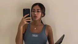 Selain potret liburan, Ratu Felisha tak jarang membagikan pose dengan gaya mirror selfie. Tampil sporty dengan tank top crop, bintang sinetron 'Si Cecep' ini terlihat awet muda di usianya yang hampir menginjak kepala empat. Kalung emas yang melingkar di lehernya membuat penampilannya makin memesona. (Liputan6.com/IG/@allaboutfelisha)