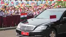 Anak-anak sekolah melambaikan bendera nasional Indonesia dan India saat iring-iringan kendaraan yang membawa Perdana Menteri India Narendra Modi melintas selama upacara penyambutan menjelang pertemuan Modi dengan Presiden Prabowo Subianto di Istana Merdeka di Jakarta,  Selasa, 7 Juli 2026. (AP Photo/Achmad Ibrahim)