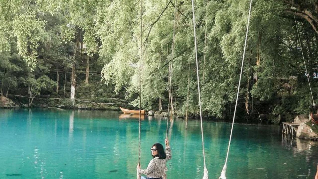 Sensasi Memberi Makan Ikan Raksasa di Danau Bewarna Kabupaten Kuningan