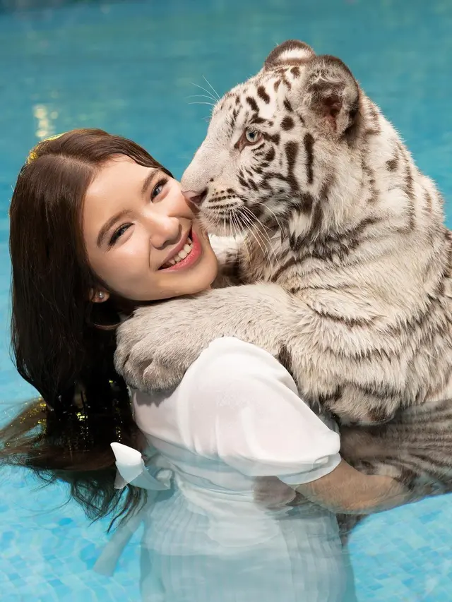 Potret Wet Look Tiara Andini dan Alshad Ahmad Bersama Harimau Selen