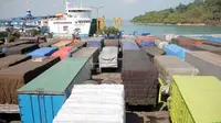 Truk mengantri masuk ke kapal di Pelabuhan Merak, Banten, Rabu (3/8). Kemacetan terjadi karena lonjakan kiriman barang untuk stok terkait larangan pengoperasian truk selama arus mudik Lebaran.(Antara)