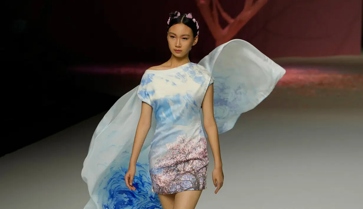Seorang model mengikuti peragaan busana karya desainer Deng Zhaoping pada acara China Fashion Week di Beijing, China, 7 September 2022. (AP Photo/Ng Han Guan)