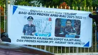 Spanduk di kantor kejati Riau yang menuding Kepala Kejati Riau terlibat bagi proyek. (Liputan6.com/Istimewa)