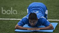 Gelandang Persib Bandung, Wildansyah, melakukan pemanasan saat latihan di Lapangan Lodaya Bandung, Jawa Barat, Selasa (28/3/2017). (Bola.com/Vitalis Yogi Trisna)