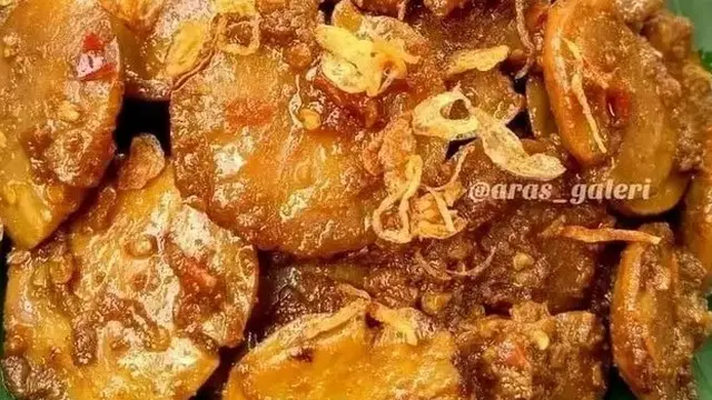 Sepiring semur jengkol dengan taburan bawang goreng