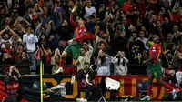 Pemain Timnas Portugal, Cristiano Ronaldo melakukan selebrasi setelah mencetak gol ke gawang Slovakia pada laga putaran pertama Grup A Kualifikasi Euro 2024 di Dragao stadium, Porto, Portugal, 13 Oktober 2023. (AFP/Miguel Riopa)