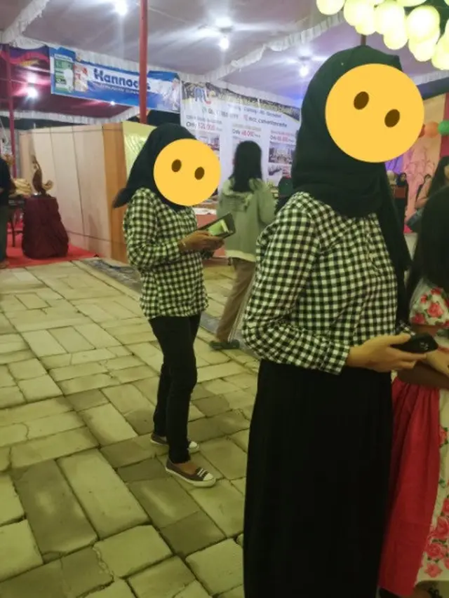 momen kocak pakai baju samaan dengan orang lain