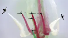 Pesawat jet AU Pakistan mendemonstrasikan penampilan aerobatik saat parade militer memperingati Hari Nasional Pakistan di Islamabad, Pakistan, Rabu (23/3/2022). Hari Nasional Pakistan menampilkan parade militer, unit tentara elite, dan persenjataan berteknologi tinggi. (AP Photo/Anjum Naveed)
