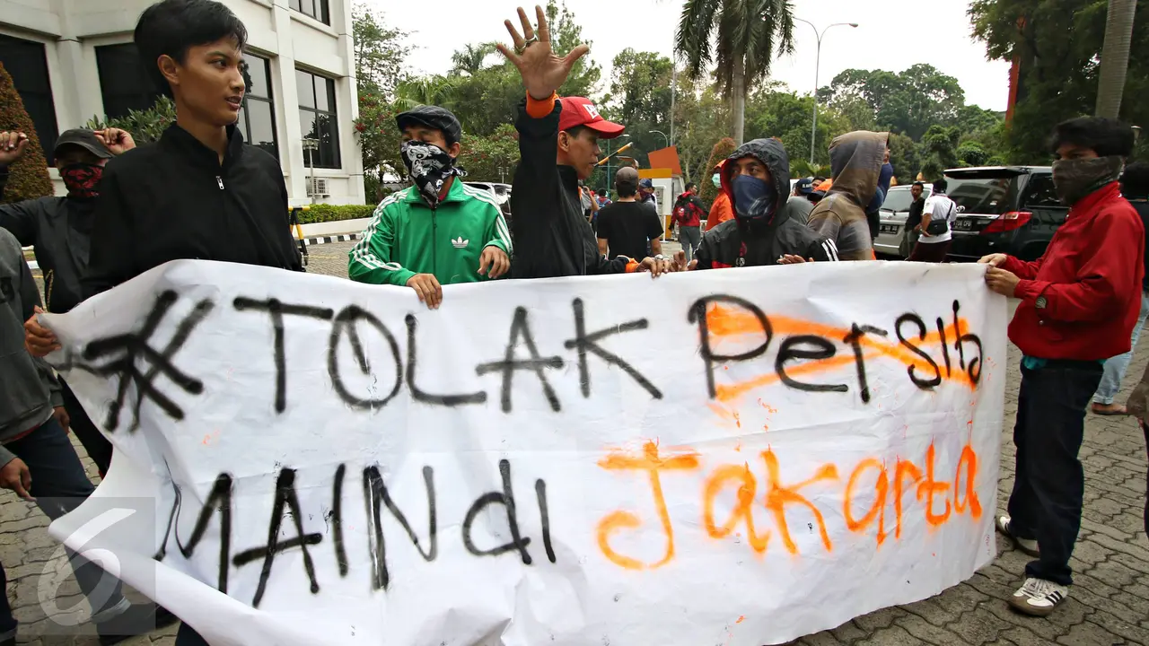 20151014-The Jak Bentangkan Spanduk Tolak Persib Main di Jakarta