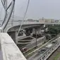 Rangkaian kereta saat melintas di bawah Flyover Cakung, Jakarta, Selasa (16/3/2021).  Progres pembangunan flyover yang menghubungkan kawasan Duren Sawit dengan Cakung tersebut saat ini telah mencapai 96,44 persen. (merdeka.com/Iqbal S. Nugroho)