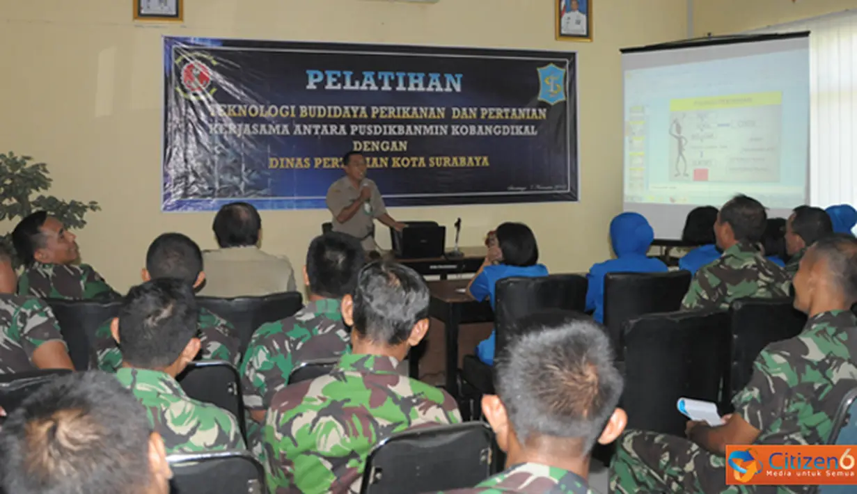 Citizen6, Surabaya: Pusdikbanmin Kodikdukum Kobangdikal menerima bibit tanaman Mundu, tanaman obat keluarga (Toga) dan benih ikan lele dari Unit Pelaksana Teknis (UPT) Balai Pembibitan Dinas Pertanian dan Perikanan Kota Surabaya. (Pengirim: Penkobangdikal