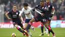 Aksi Tottenham Hotspur, Son Heung-Min (tengah) melewati adangan para pemain Huddersfield Town pada laga Premier League di Wembley Stadium, London, (3/3/2018). Tottenham menang 2-0.  (John Walton/PA via AP)