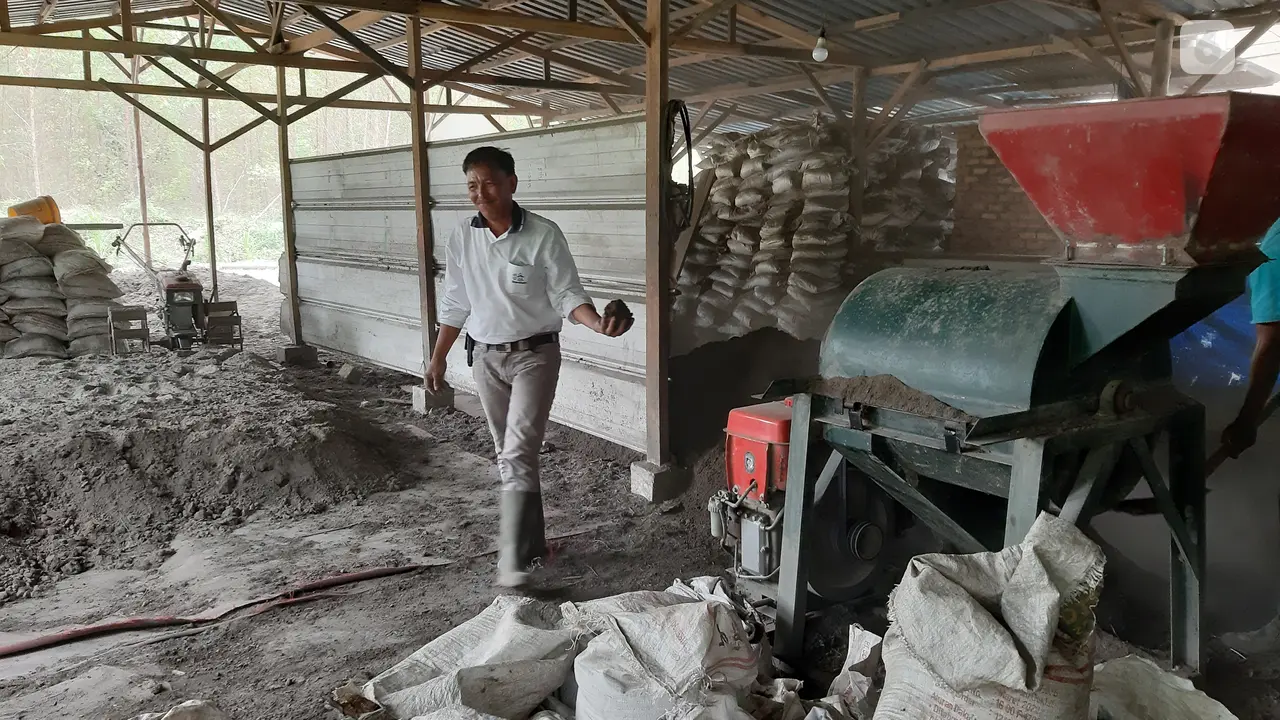 Alex Sapirman yang berbisnis pupuk kompos di Perawang, Riau.