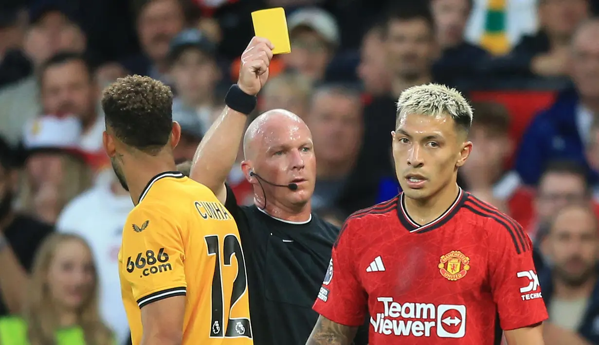 Saat tertinggal 0-1, pemain Wolverhampton dijatuhkan oleh kiper MU, Andre Onana yang berusaha menghalau bola dalam sebuah kemelut di depan gawang. Sempat ditinjau VAR, namun Simon Hooper tak menganggapnya sebagai pelanggaran. Hasil akhir Wolverhampton kalah 0-1 dari Manchester United. (AFP/Lindsey Parnaby)