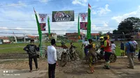 Ketika Para Crosser 'Nge-trail' Sambil Beramal di Sampang